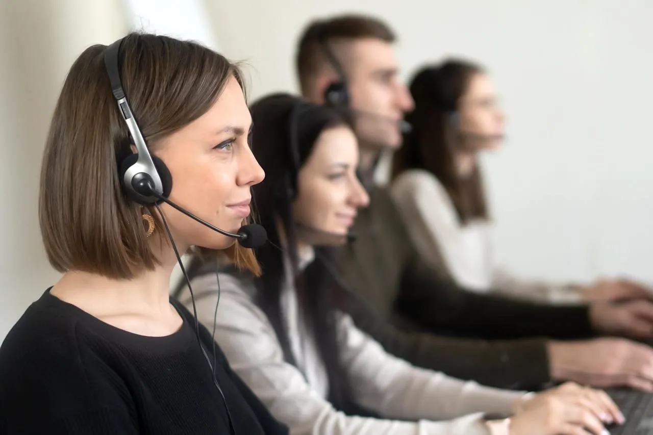 Human AI in Customer Service, Article by CloudAnalysts.com, Photo by Ksenia Kartasheva